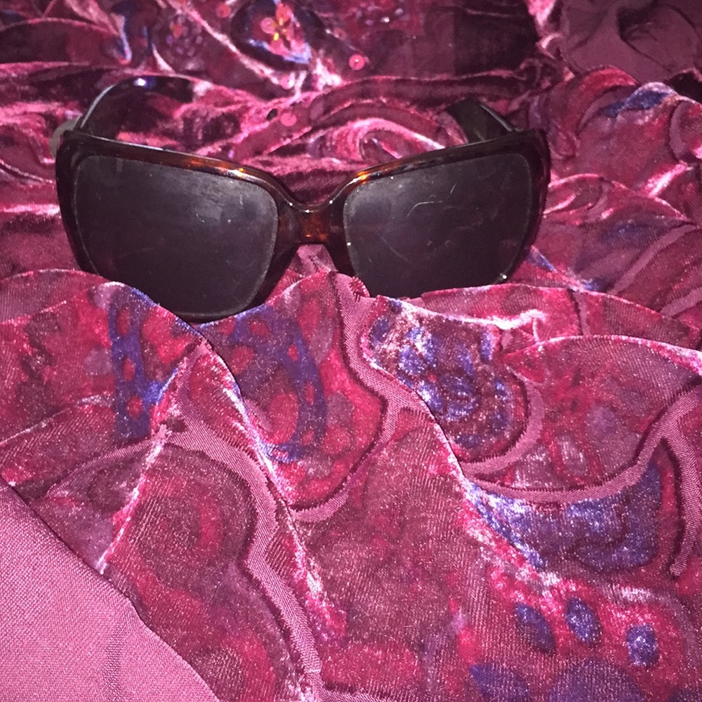 Beautiful sunglasses with DG on side.